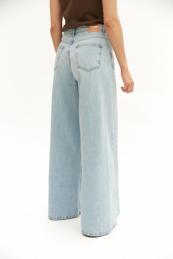 Джинсы L Wide Leg с косым швом голубого цвета