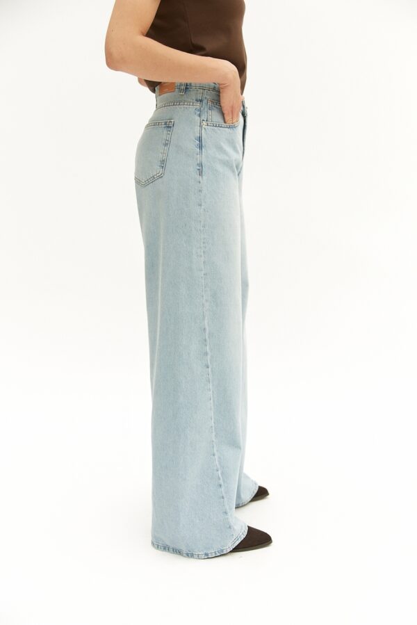 Джинсы L Wide Leg с косым швом голубого цвета