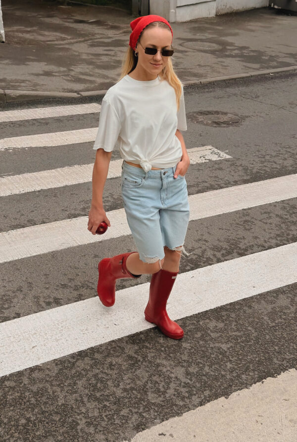 Бермуды 2MOOD из денима с рваным низом голубого цвета