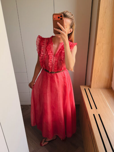 Платье с рюшами и поясом красного цвета